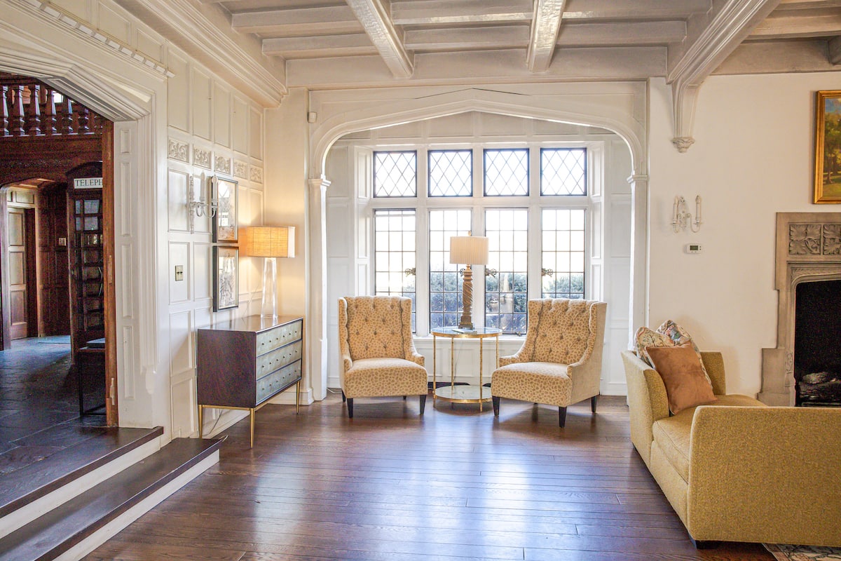 Living room with bay window and diamond-pane leaded glass